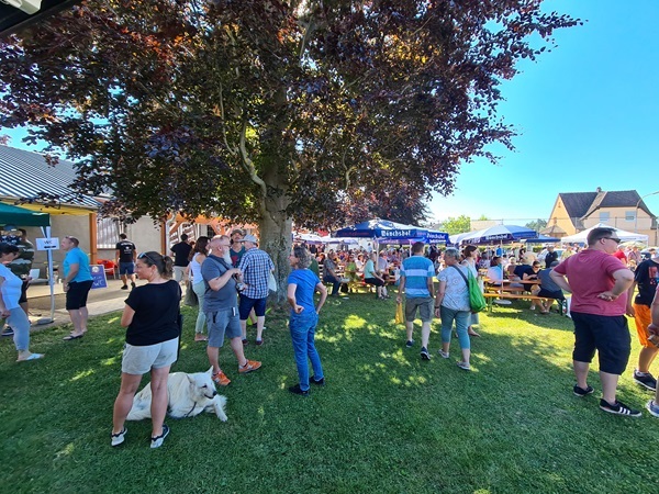 Viele Besucher beim Flohmarkt des TSV Oberlauter vor einem Baum
