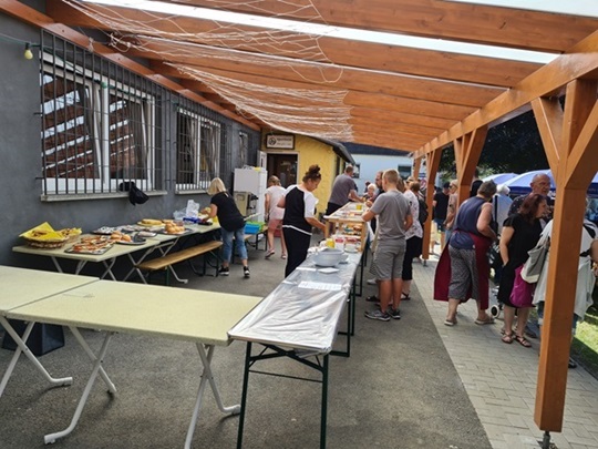 Verkaufsstand beim Flohmarkt des TSV Oberlauter mit vielen Besuchern