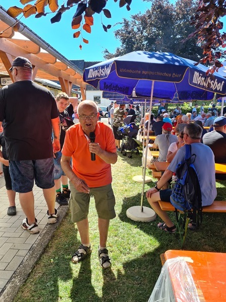 Adolf Schramm unser legendärer Flohmarkt Marktschreier bei einem seiner Auftritte