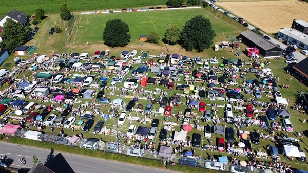 Flohmarkt beim TSV Oberlauter mit vielen Ständen und Besuchern